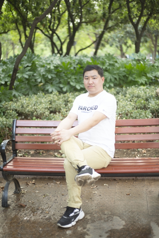 抱着鱼睡觉的猫的第一张照片--河南闪婚服务中心